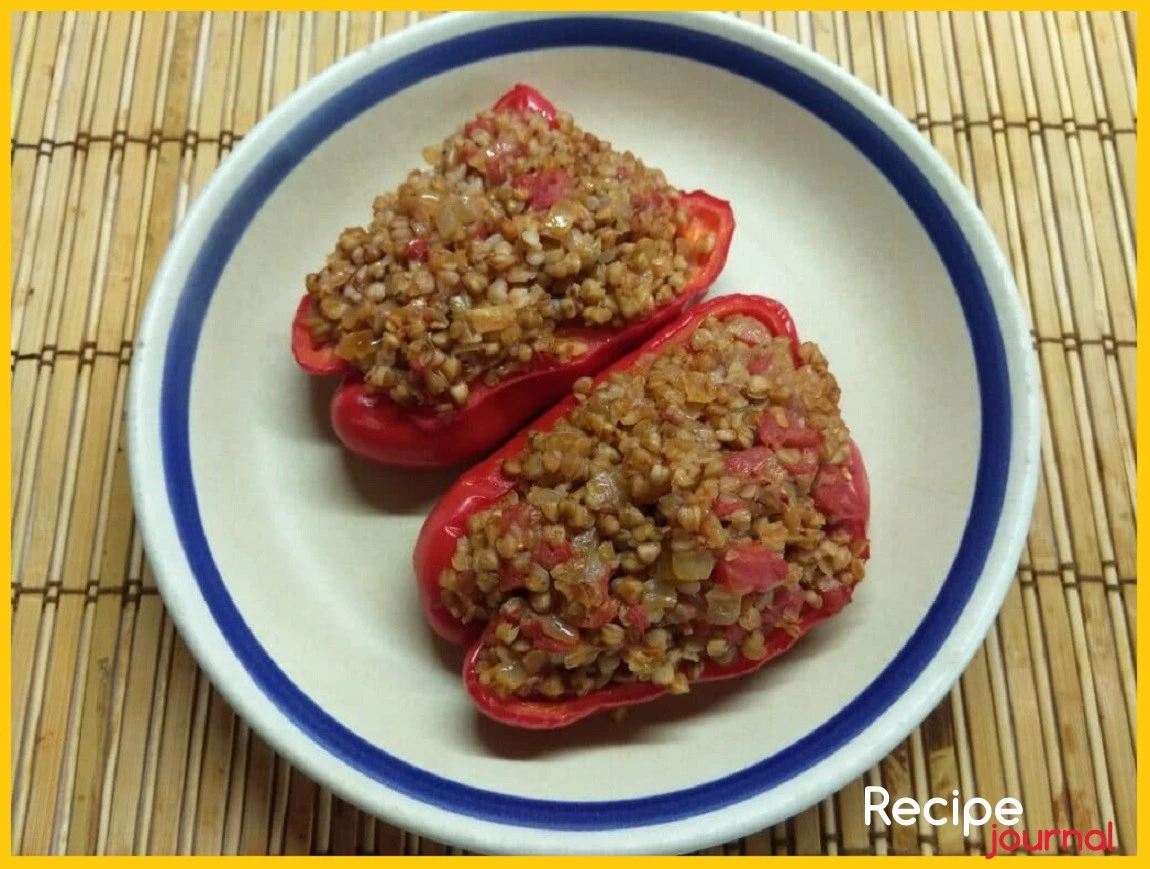 Перец, фаршированный гречкой и овощами - простой рецепт летнего меню для вегетарианцев