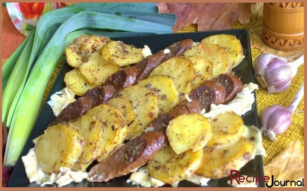 Картофель с колбасой в духовке - рецепт веселого ужина