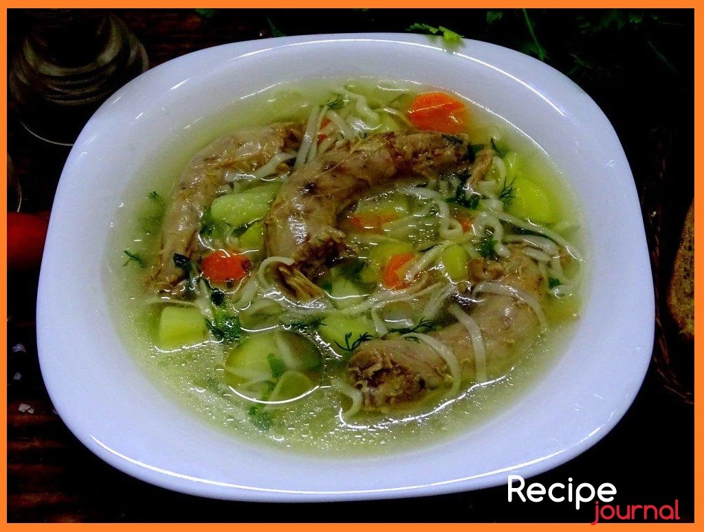 Суп с куриными шейками и домашней лапшой - рецепт для легкого обеда
