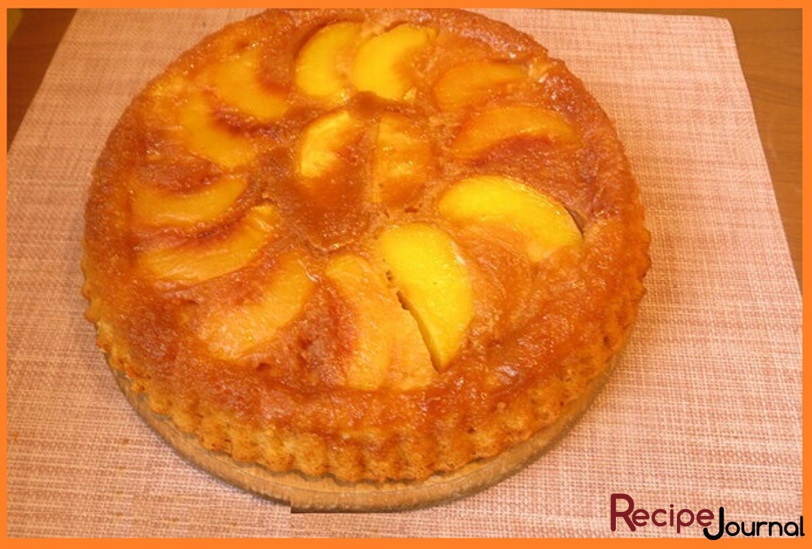 Пирог с персиками в карамели - рецепт летней выпечки
