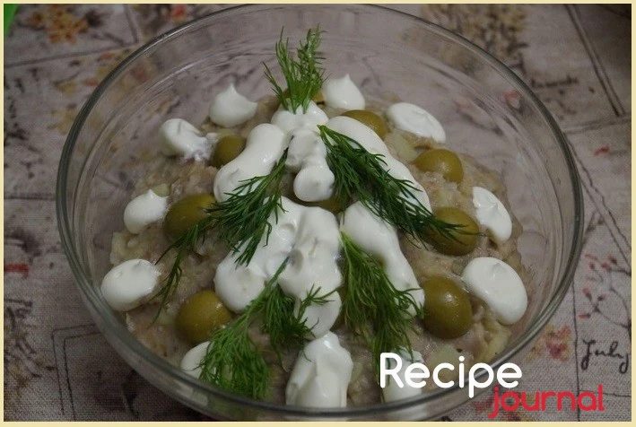 Селедка с картофелем, яблоком  и оливками- рецепт простой закуски