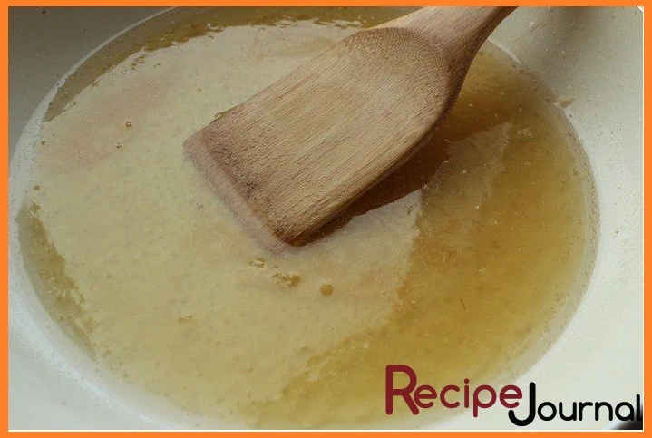 Ставим на огонь сковороду и наливаем растительное масло, добавляем сахар, помешивая, ждем когда сахар начнет карамелизоваться.