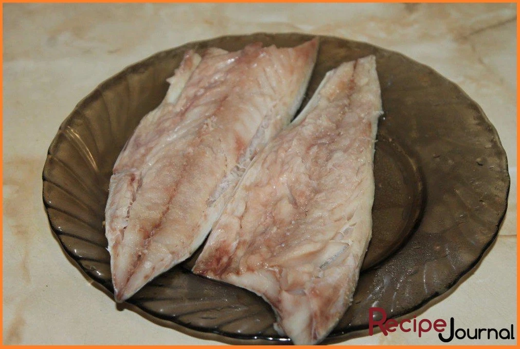 Готовим филе, разрезав рыбу вдоль хребта, удаляем его и крупные кости, это довольно просто и быстро, обязательно счищаем черную пленку. Филе готово.