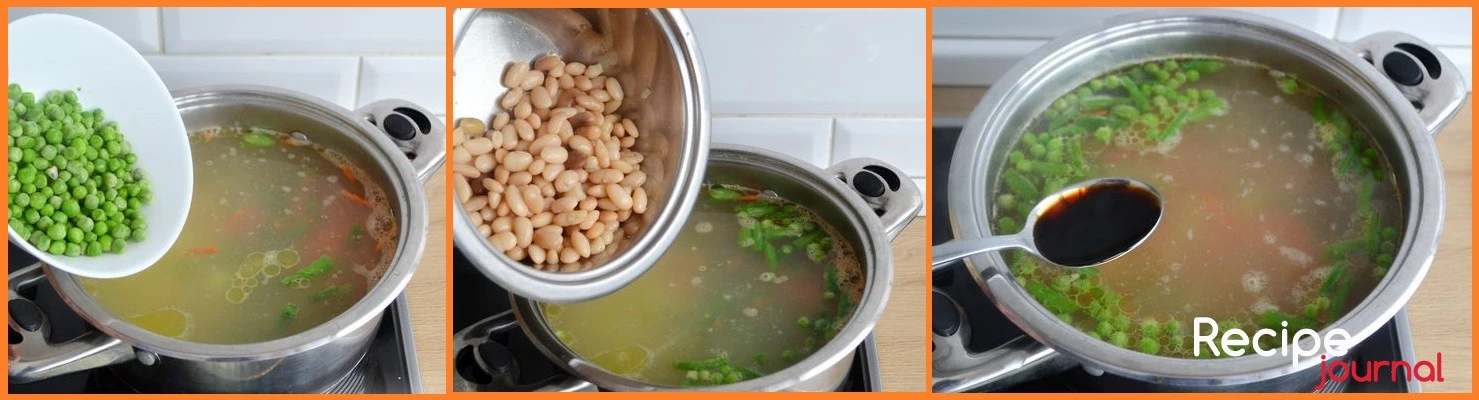 Когда картофель готов, опускаем зеленый горошек, доводим до кипения, опускаем готовую фасоль, когда закипит, добавляем соевый соус.