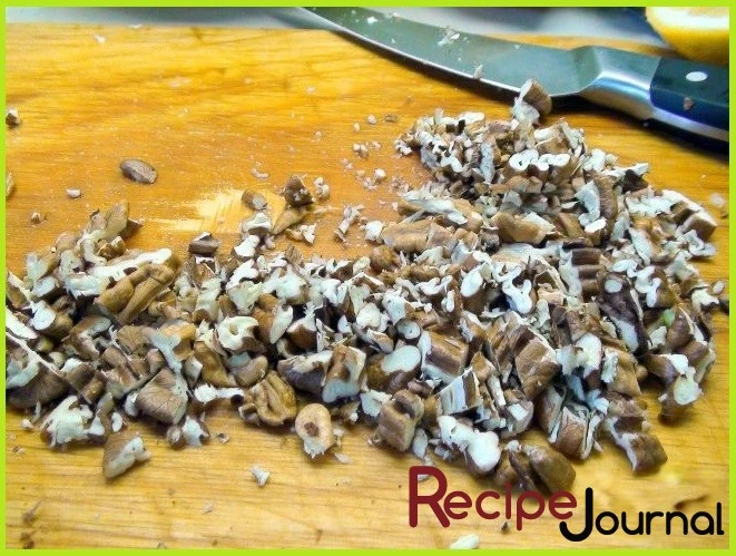 Мелко режем орехи и добавляем в салат.