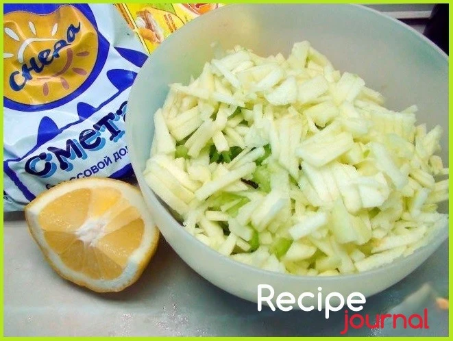 Очищаем яблоки, удаляем сердцевину и также нарезаем соломкой. Складываем сельдерей и яблоки в миску, сбрызгиваем лимонным соком.