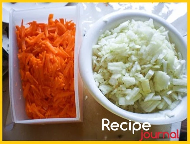 Овощи чистим, морковь трем на крупной терке, лук мелко режем.