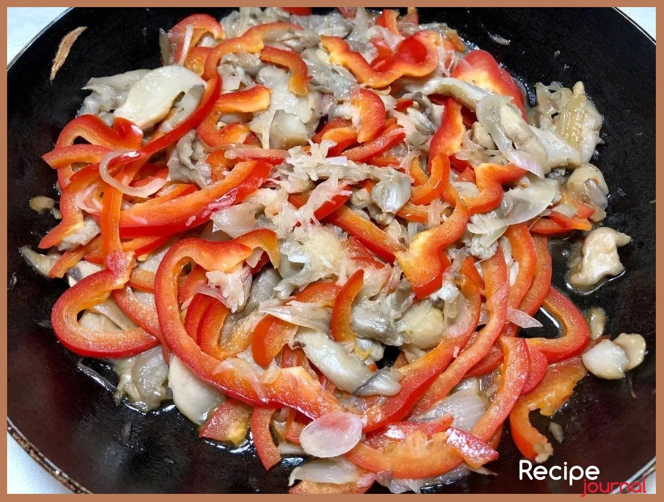 В глубокой сковороде разогреваем растительное масло, добавляем лук, пассеруем его до прозрачности, затем добавляем перец и чеснок, перемешиваем и держим на среднем огне примерно 5 минут, затем добавляем грибы, базилик, тимьян. Перемешиваем и, на среднем огне, обжариваем помешивая, полчаса. Теперь добавляем томатный соус, соль, паприку.