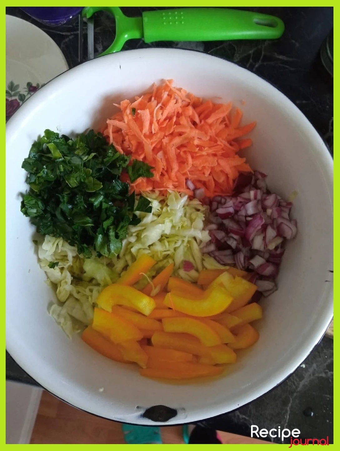 Соломкой режем перец, помельче нарезаем лук и петрушку, морковь трем на крупной терке.