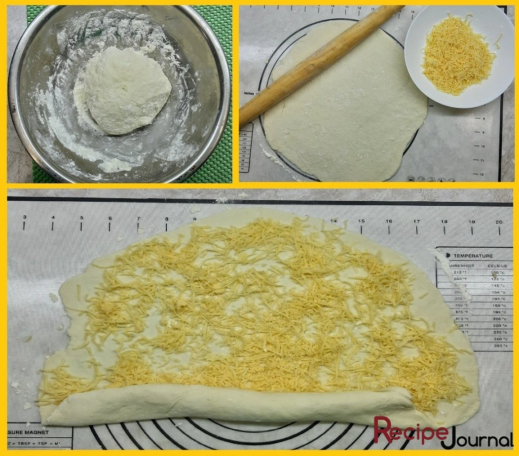 Замешиваем мягкое тесто. Трем сыр на мелкой терке. Раскатываем тесто в тонкий пласт и распределяем натертый сыр по его поверхности, по возможности равномерно. Можно добавить любимые специи или еще добавить соли, это зависит от ваших предпочтений. Сворачиваем в рулет.
