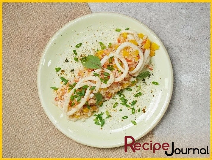 Рецепт блюда из морепродуктов - рис с кальмарами и овощами