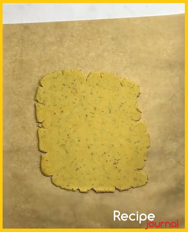 Раскатываем тесто на листе для выпечки в пласт толщиной около 2 мм.