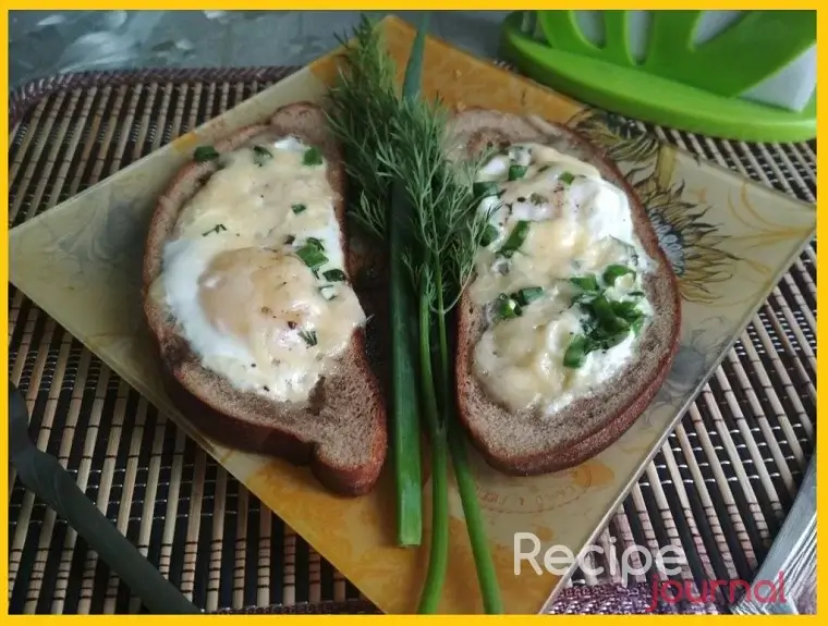 Рецепт завтрака на скорую руку - яичница в хлебе с зеленью и сыром, простая закуска
