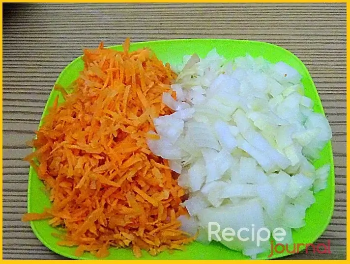 Чистим морковь, лук, мелко режем.