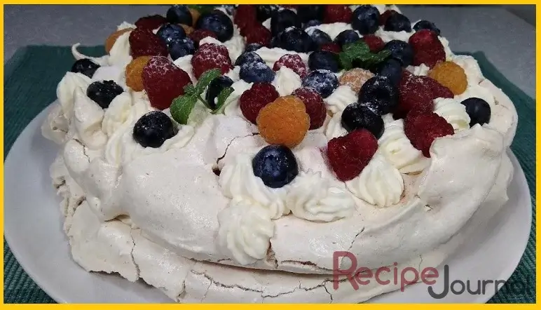 Торт с безе, сливками и фруктами - рецепт летнего десерта