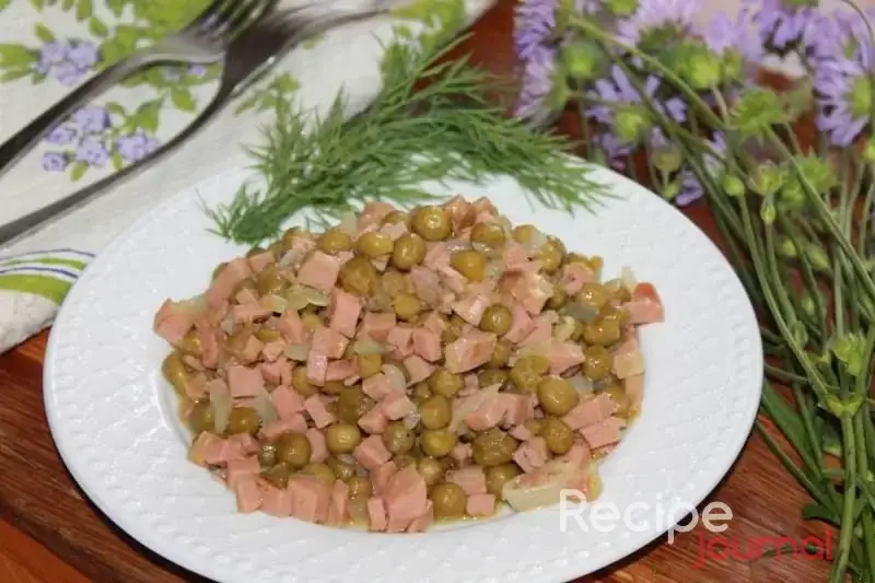 Рецепт салата с жареным зеленым горошком и колбасой