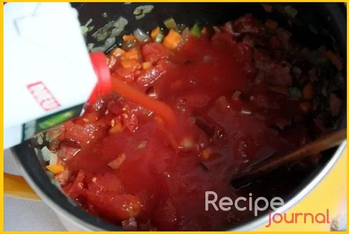 У помидоров удалить семена и кожицу, протереть или измельчить любым удобным способом. Добавить к овощам, влить томатный сок. Перемешать и варить 5 минут.