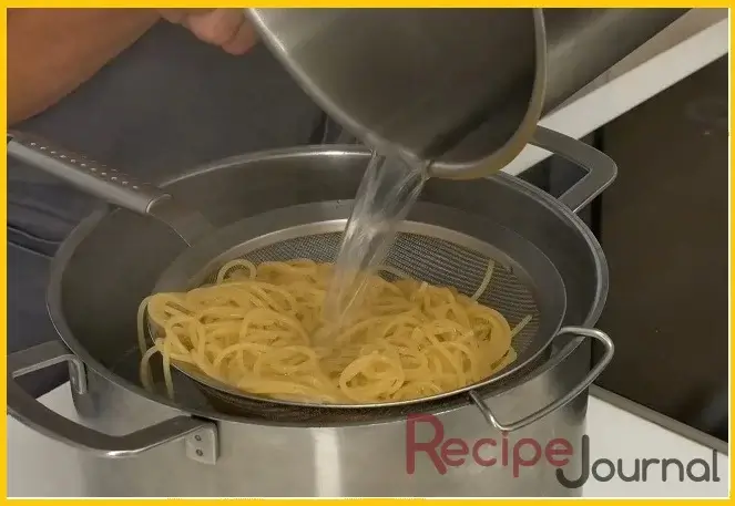 Ставим на огонь три литра воды и доводим до кипения. Добавляем соль и опускаем спагетти. Варим 8 минут, затем сливаем воду, отлив стакан воды из под макарон, он нам пригодится.
