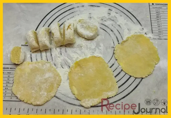 Из теста делаем колбаску, нарезаем на колечки и раскатываем в лепёшки приблизительно одинакового размера.