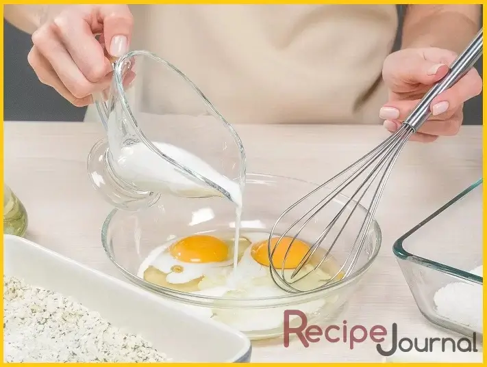 Яйца хорошо размешиваем с молоком. В отдельную миску насыпаем муку, в другую панировочные сухари и смешиваем их с петрушкой.