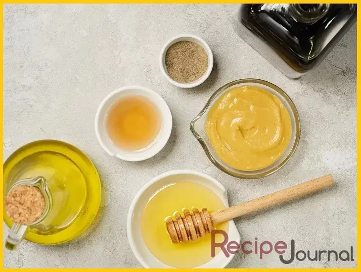 Ничего сложного в приготовлении медово-горчичного соуса нет, подготовим ингредиенты. Если мёд засахарился, надо его подгореть на водяной бане, он разойдется.