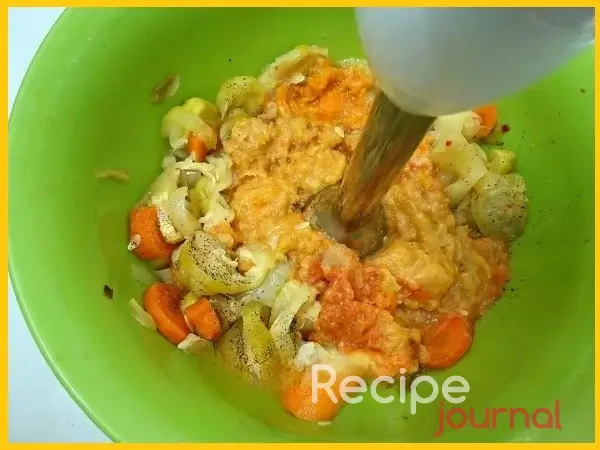 Запеченные овощи выложить в миску подходящего размера, добавить соль, перец, раздавленный чеснок и томатную пасту.