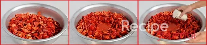 Складываем перцы в посуду подходящего размера, заливаем подготовленным соком томатов. Добавляем сахар.