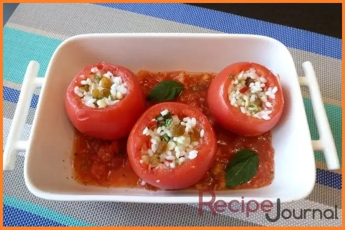 В форму для запекания выкладываем помидоры, заливаем соусом из серединок помидоров и сбрызгиваем оливковым маслом. Запекаем при 180<sup>о</sup> 40 минут.