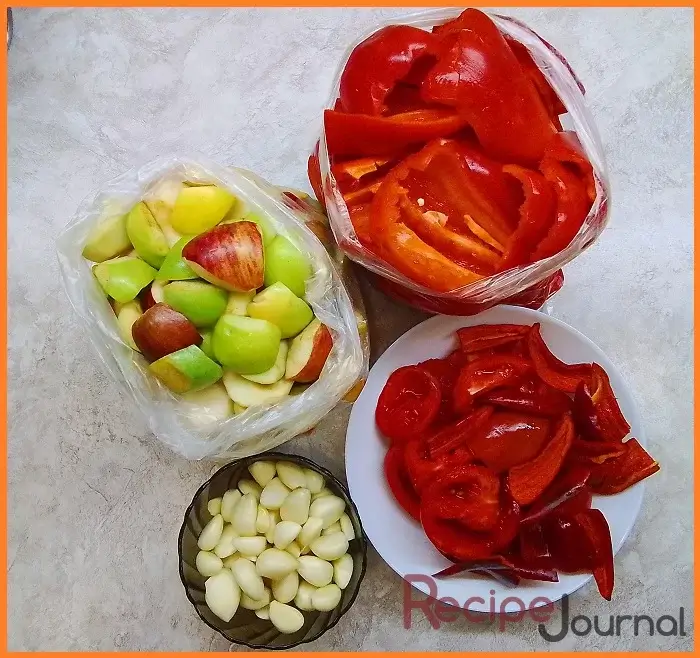 Помоем и почистим овощи, произвольно порежем перец, помидоры, яблоки.