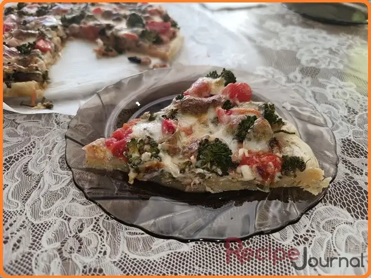 Пицца с грибами, брокколи и красной рыбой - рецепт итальянской кухни
