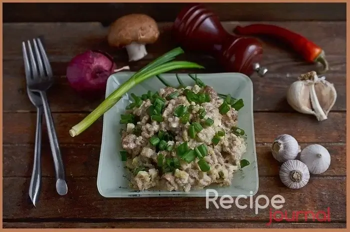 Теплый салат с куриной печенью - идеальный рецепт для сытного ужина за 15 минут
